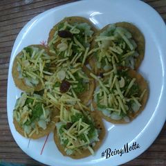 A picture of Faraali sev puri chaat.