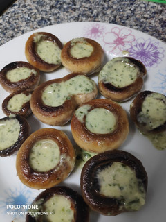 Una foto de Champiñones a la plancha con mojo verde