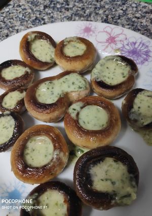 Una foto de Champiñones a la plancha con mojo verde