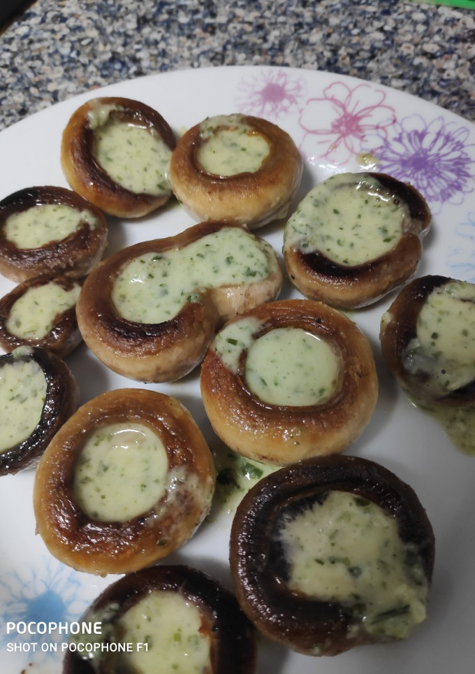 Una foto de Champiñones a la plancha con mojo verde