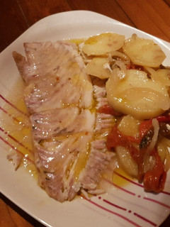 Una foto de Rodaballo al horno con guarnición