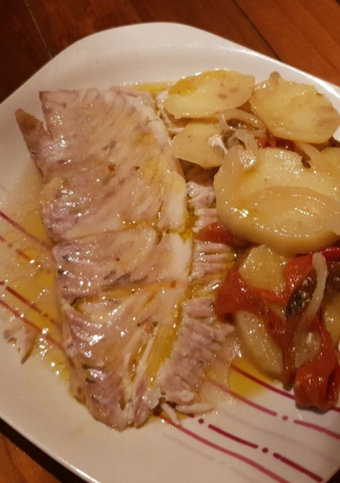Una foto de Rodaballo al horno con guarnición