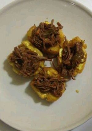 Una foto de TOSTONES RELLENO CON CARNE FRITA 
