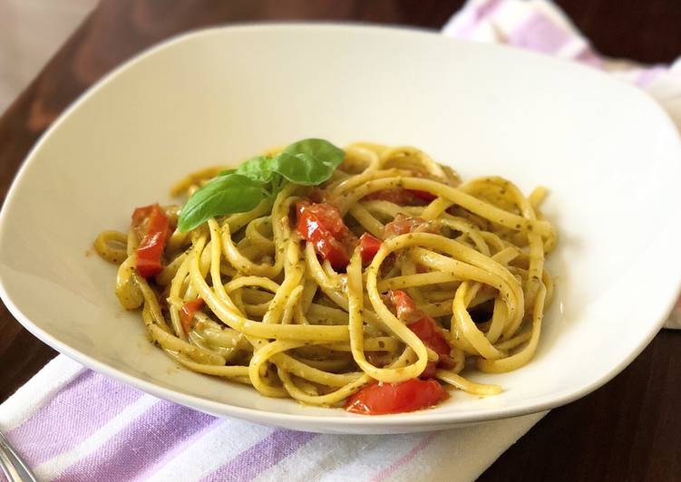 Linguine senza glutine con pesto e pomodorini saltati in padella