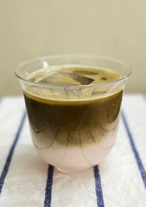 Hình của món Houjicha latte.