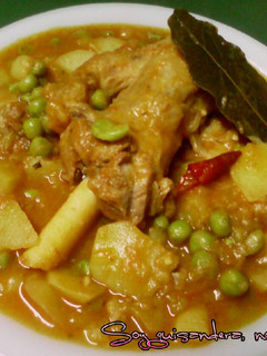 Una foto de Patatas con cordero (huesos) y guisantes