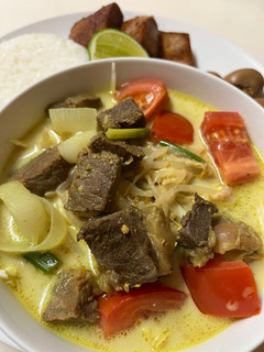 A picture of Soto Sapi/Traditional Indonesian Yellow Soup.