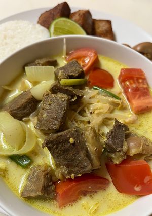 A picture of Soto Sapi/Traditional Indonesian Yellow Soup.