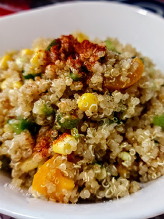 Una foto de PLATO FRÍO De🌾Quinoa...!🍅