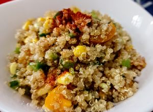 Una foto de PLATO FRÍO De🌾Quinoa...!🍅