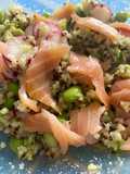 Quinoa con fave, ravanelli e salmone