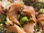 Una foto di quinoa con salmone