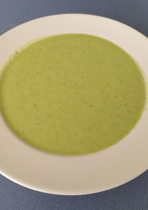 Una foto de Crema fría de pepino y manzana