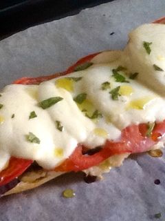 Una foto de Panini de verduras con pesto de albahaca y mozzarella de búfala
