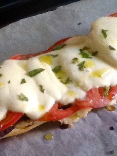 Una foto de Panini de verduras con pesto de albahaca y mozzarella de búfala