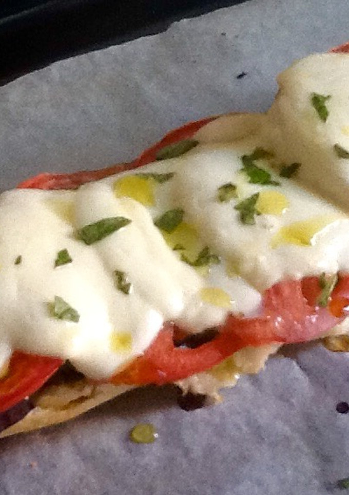 Una foto de Panini de verduras con pesto de albahaca y mozzarella de búfala