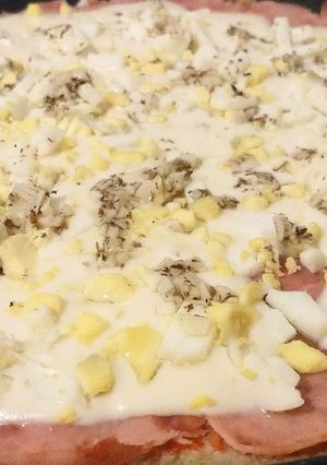 Una foto de Pizza casera sin tacc, masa saludable (sin premezcla o premezcla casera)