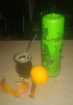 Una foto de Mate con cáscara desecada de naranja