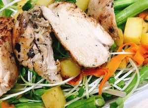 Hình của món Salad ức gà áp chảo eat clean - giảm cân.