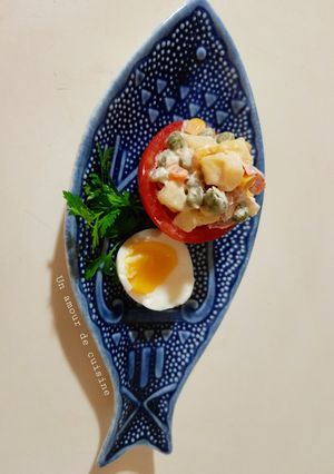 Une photo de Tomate farcie de macédoine de légumes et oeuf mollet 🍅🥚🥗