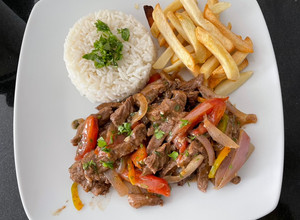 Una foto de Lomo saltado