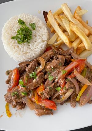 Una foto de Lomo saltado
