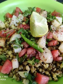 अंकुरित मूंग सलाद (Ankurit moong salad recipe in Hindi) रेसिपी मुख्य फोटो