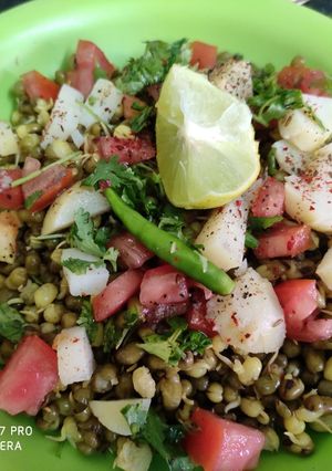 अंकुरित मूंग सलाद (Ankurit moong salad recipe in Hindi) रेसिपी मुख्य फोटो