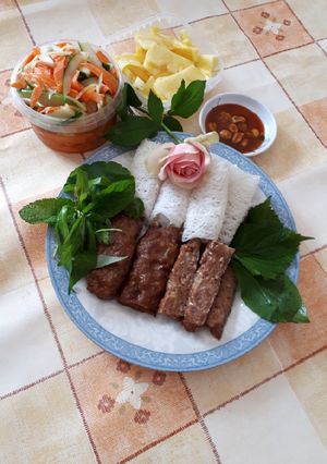 Hình của món Nem nướng bánh hỏi.
