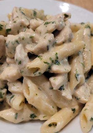 Une photo de Pâtes Alfredo au poulet et mozzarella