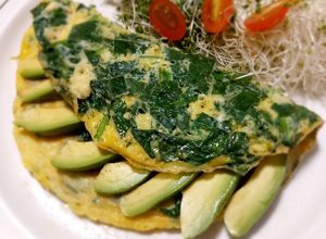 Una foto de Omelette de espinacas con aguacate
