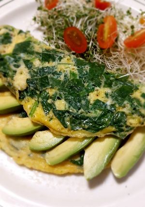 Una foto de Omelette de espinacas con aguacate