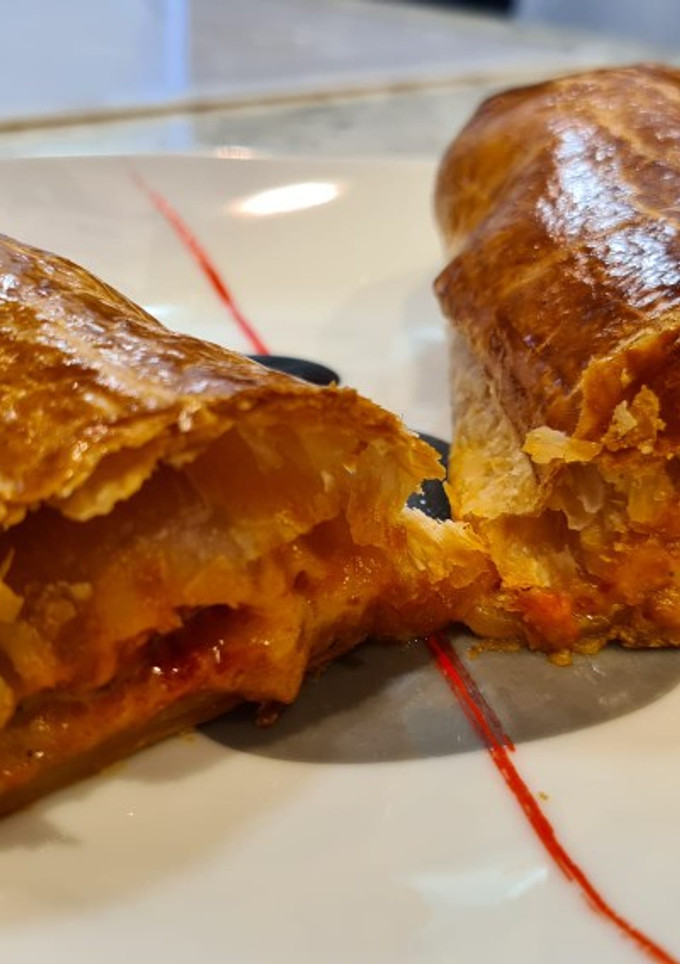 Una foto de Brazo de gitano de hojaldre relleno de lomo adobado y queso
