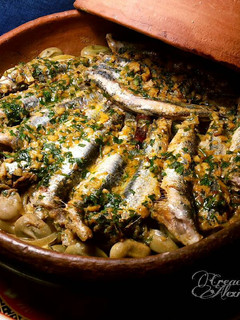 Una foto de Tajine de boquerones con habas tiernas