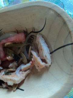 Una foto de Ensalada de nopales Correa, pollo asado y champiñones ranchera con vinagreta de chiles rojos frescos