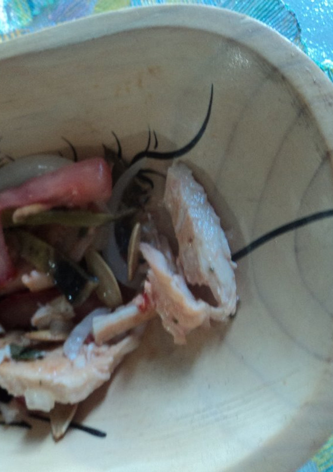 Una foto de Ensalada de nopales Correa, pollo asado y champiñones ranchera con vinagreta de chiles rojos frescos