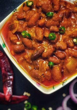 पंजाबी राजमा मसाला कड़ी (Punjabi Rajma Masala Kadhi recipe in Hindi) रेसिपी मुख्य फोटो
