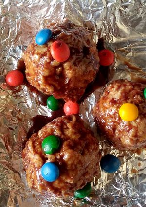 A picture of Apple choco balls.