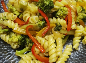 Una foto de Tirabuzones con vegetales salteados 🥦