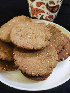 मीठी बाजरा मठरी (methi bajra mathri recipe in Hindi) रेसिपी मुख्य फोटो