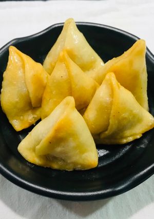 मावा समोसे (Mava Samose recipe in Hindi) रेसिपी मुख्य फोटो