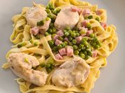 Une photo de tagliatelle creme