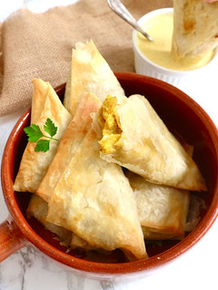 Una foto de Samosas indias con salsa de mango 🥭