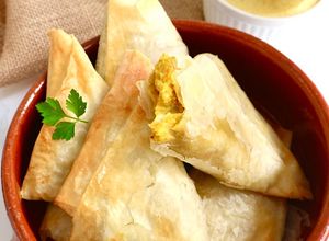 Una foto de Samosas indias con salsa de mango 🥭