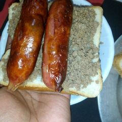 A picture of Smokies minced meat and bread.
