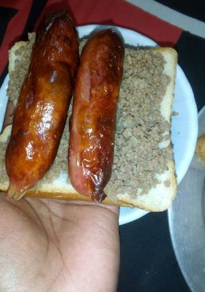 A picture of Smokies minced meat and bread.