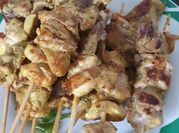 Una foto de brochetas de pollo