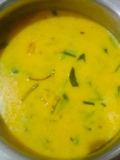 લીલી ડુંગળી ની કઢી(lili dungri ni kadhi in Gujarati) રેસીપી મુખ્ય ફોટો