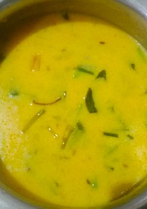 લીલી ડુંગળી ની કઢી(lili dungri ni kadhi in Gujarati) રેસીપી મુખ્ય ફોટો