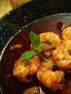 Una foto de Gambas al ajillo con pimentón rojo